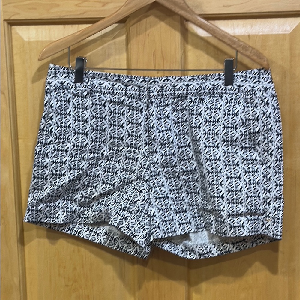 Banana Republic Women's Blue and White Patterned Shorts size 8